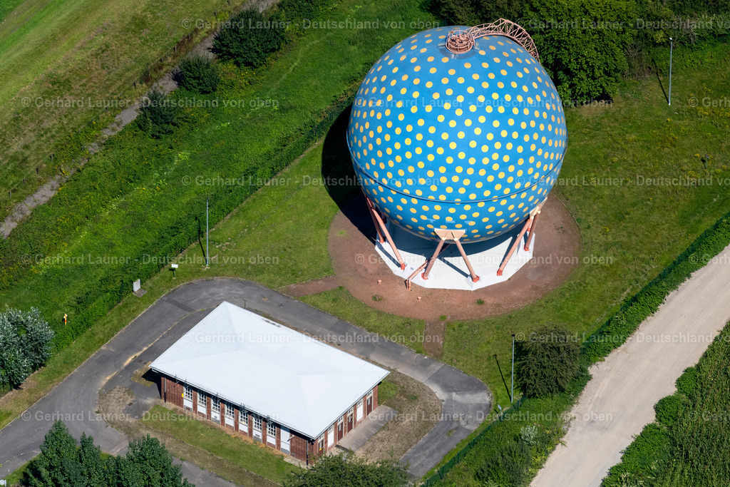 4050022 | Gasometer Der Ball, Gelsenkirchen, Kugelgasbehälter am Rhein-Herne-Kanal mit farbiger Gestaltung des Künstlers Rolf Glasmeier (Der Ball)