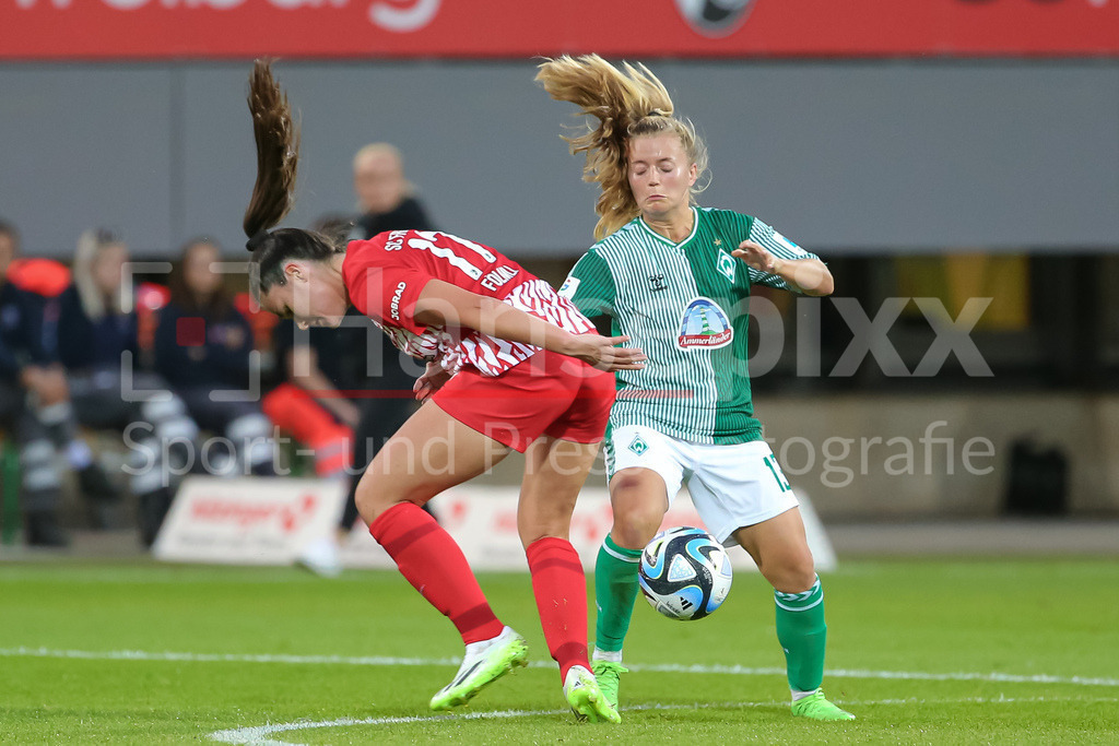 Fussball, Google Pixel Frauen-Bundesliga, SC Freiburg - SV Werder Bremen | v.li.: Svenja Fölmli (SC Freiburg, 17) und Ricarda Walkling (SV Werder Bremen, 13) im Zweikampf, Duell, Dynamik, Aktion, Action, Spielszene, DIE DFB-RICHTLINIEN UNTERSAGEN JEGLICHE NUTZUNG VON FOTOS ALS SEQUENZBILDER UND/ODER VIDEOÄHNLICHE FOTOSTRECKEN. DFB REGULATIONS PROHIBIT ANY USE OF PHOTOGRAPHS AS IMAGE SEQUENCES AND/OR QUASI-VIDEO.