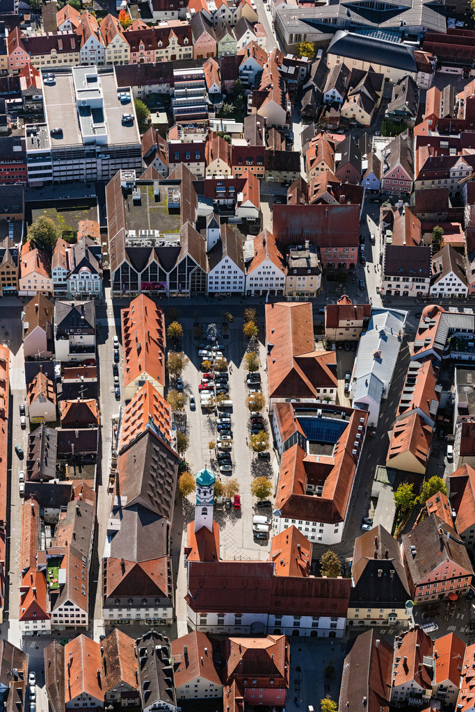 dr__0038563.jpg | MEMMINGEN 11.10.2019 Platz- Ensemble Hallhof in der Altstadt im Innenstadt- Zentrum in Memmingen im Bundesland Bayern, Deutschland. // Ensemble space an place Hallhof in of Altstadt in the inner city center in Memmingen in the state Bavaria, Germany. Foto: Daniel Reiter