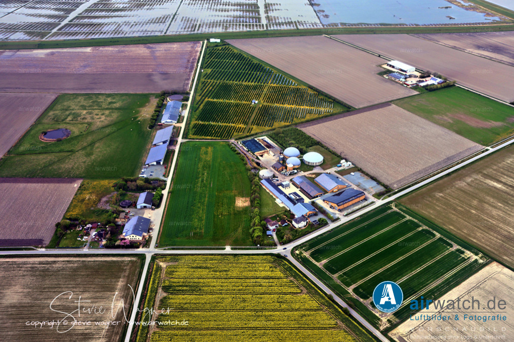 Luftbild GP JOULE | GP JOULE ist ein integrierter Energieversorger, der in allen Bereichen der Energie-Wertschöpfungskette aktiv ist, von der Erzeugung bis zur Nutzung. Das Unternehmen plant, baut und führt Solar- und Windparks, errichtet Wasserstoffinfrastrukturen, realisiert Nahwärmenetze und setzt E-Mobilität für Unternehmen und Kommunen um. GP JOULE beliefert Kunden mit Strom und ermöglicht Bürgerinnen und Bürgern die Beteiligung an erneuerbaren Energieprojekten.