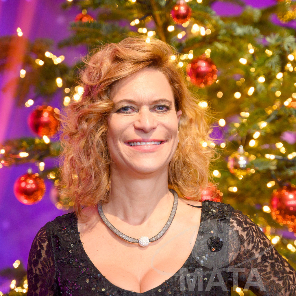 _DWA2184 | Sonja Fischer bei '30 Jahre Sternstunden-Gala 2023' in der Frankenhalle. Nürnberg, 15.12.2023 - Realisiert mit Pictrs.com