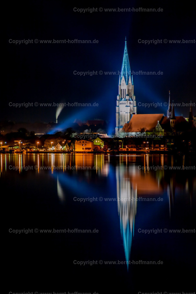 Schleswig-Dom_4257mod_80x120 | FOTOGRAFIE. Schleswiger Dom - angestrahlt an nur wenigen Tagen im Jahr. __ Seitenverhältnis = 2 zu 3. - Realisiert mit Pictrs.com