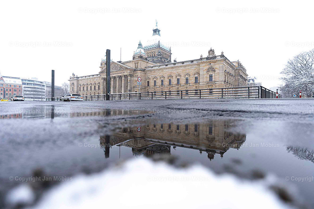 Bundesverwaltungsgericht | Das heutige Bundesverwaltungsgericht in Leipzig blickt auf eine bewegte Geschichte zurück: Ursprünglich als Reichsgericht errichtet, diente das beeindruckende Gebäude später als Bildermuseum. Heute ist es Sitz des höchsten deutschen Gerichts für öffentliches Recht. Die Verbindung aus historischer Architektur, kulturellem Erbe und rechtlicher Bedeutung macht diesen Ort einzigartig – für Besucher, Interessierte und Bildkäufer gleichermaßen. - Realisiert mit Pictrs.com
