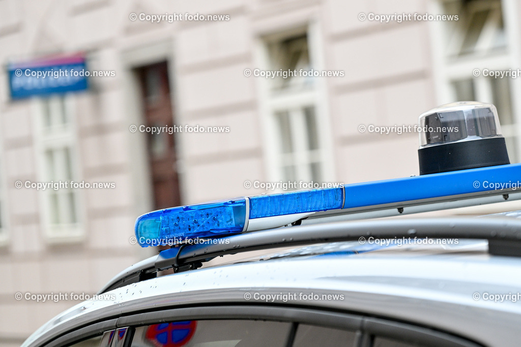 Polizei_ 07.07.2024-1 | 07.07.2024, Oberoesterreich, Linz, AUT, Polizei, im Bild Polizei, Fahrzeug, Blaulicht, Streifenwagen, Schild, Schriftzug, Notruf, Exekutive, Feature, Symbolbild
