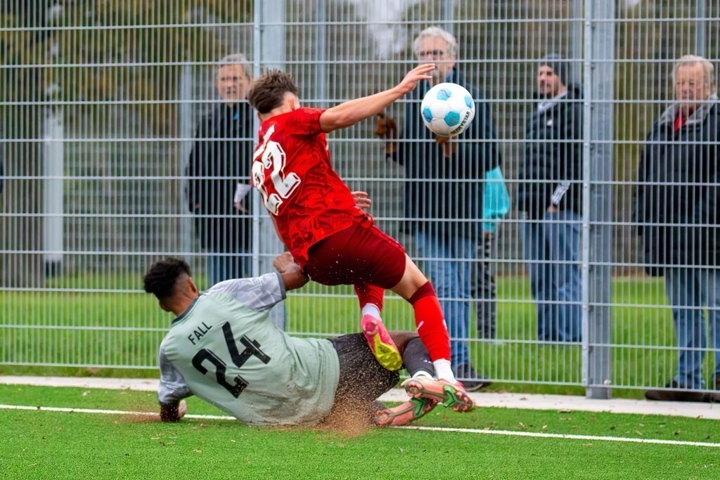 Fußball Oberliga Rheinland-Pfalz/Saar, Saison 2024/25, 15. Spieltag: Arminia Ludwigshafen gegen 1. FC Kaiserslautern II. Bild: Wal Fall (24, Ludwigshafen) klärt gegen Neal Gibs (22, Kaiserslautern) zur Ecke | Fußball Oberliga Rheinland-Pfalz/Saar, Saison 2024/25, 15. Spieltag: Arminia Ludwigshafen gegen 1. FC Kaiserslautern II. Bild: Wal Fall (24, Ludwigshafen) klärt gegen Neal Gibs (22, Kaiserslautern) zur Ecke - Realisiert mit Pictrs.com