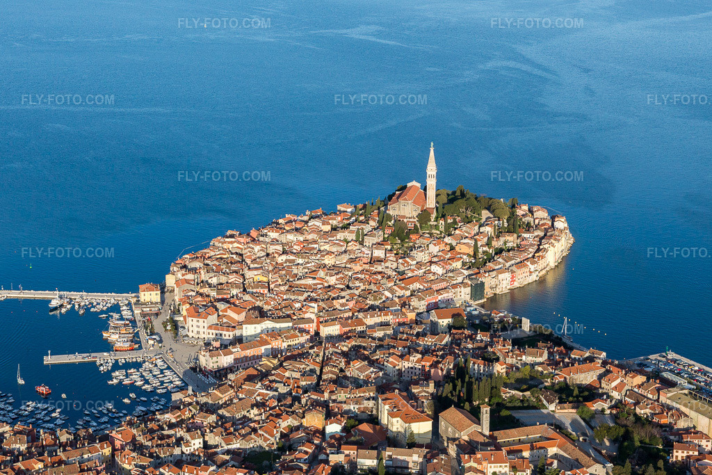 Aerial view: View of the town in Štanga in the state Gespanschaft Istrien, Croatia. – Photo: IMG_106286.jpg taken on 04/14/2018 by Werner Riehm/FLY-FOTO.com – Resolution of the original: 5350 x 3567 px