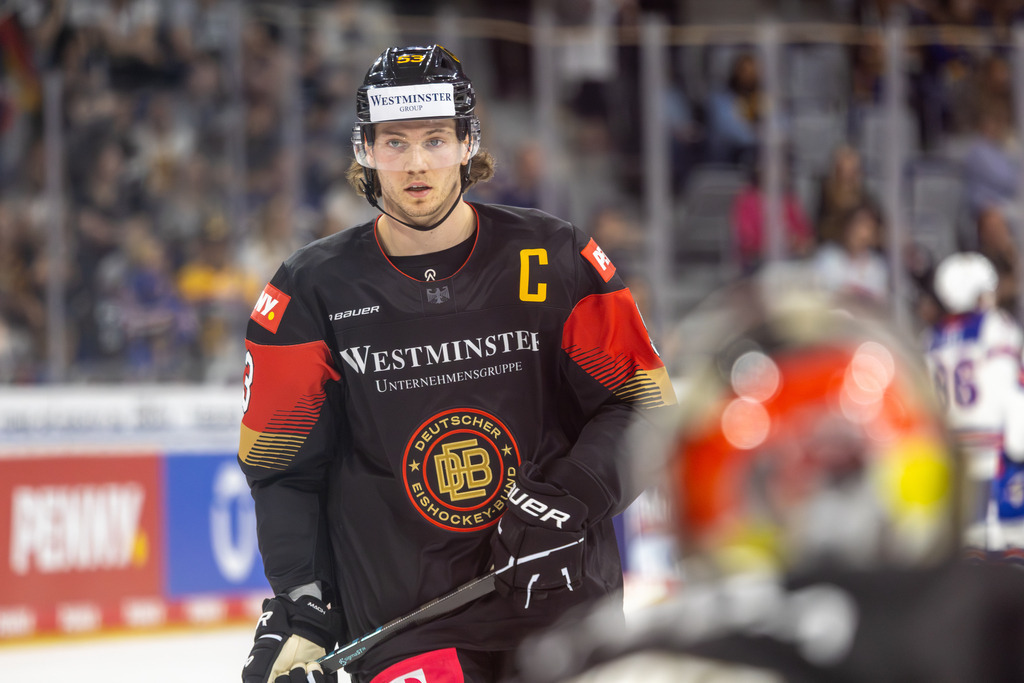 Eishockey-Länderspiel Deutschland gegen USA in Mannheim (letztes Vorbereitungsspiel vor der WM in der Schweiz) | Eishockey-Länderspiel Deutschland gegen USA in Mannheim (letztes Vorbereitungsspiel vor der WM in der Schweiz)***Moritz Seider (53, Deutschland) beim Warm-Up - Realisiert mit Pictrs.com