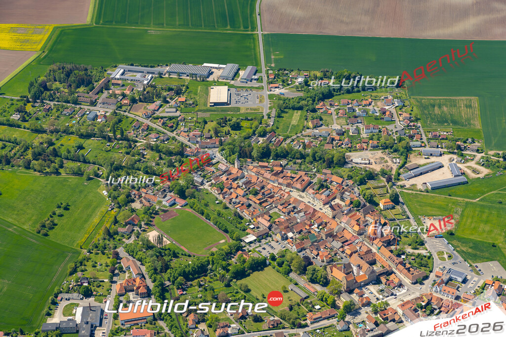 Das Luftbild der Stadt Römhild wurde 2022 vom Flugzeug heraus erstellt (keine Drohnen-Aufnahmen) Aufnahmehöhe ca.450 Meter- hohe Bildauflösung und Druck-Qualität. Garantiert!