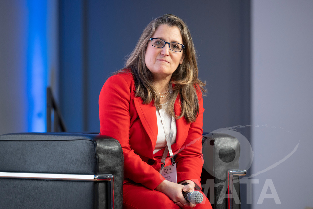 _DWA3249 | Die MSC Security and Literature Series der Münchner Sicherheitskonferenz wird von der ZEIT mitveranstaltet und vom Literaturhaus München unterstützt. Am Donnerstag, 12. Februar (19-20 Uhr), spricht Autor Serhiy Zhadan aus Charkiw mit Chrystia Freeland, Sonderbeauftragte für den Wiederaufbau der Ukraine und ehemalige stellvertretende Premierministerin Kanadas, über die Zukunft der Ukraine - Realisiert mit Pictrs.com