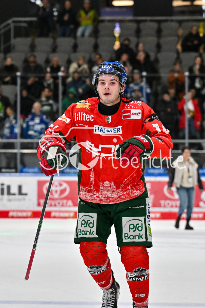 Augsburger Panther - Schwenninger Wild Wings | AUGSBURG, DEUTSCHLAND - 2. NOVEMBER: Die Spieler der Panther feier zusammen mit den Zuschauern den Heimsieg gegen Schwenningen nach dem Ligaspiel zwischen den Augsburger Panthern und den Schwenninger Wild Wings am 17. Spieltag der Penny DEL im Curt Frenzel Stadion am 02.11.2025 / D. J. BUSDEKER (Augsburger Panther 14)