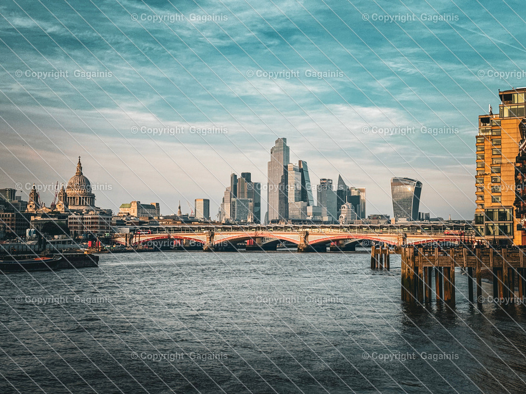  London | London - Der ikonische Big Ben und das prächtige Buckingham Palace sind nur zwei der vielen historischen und kulturellen Highlights der Stadt. Besuchen Sie außerdem das weltberühmte British Museum und genießen Sie den Panoramablick vom London Eye.