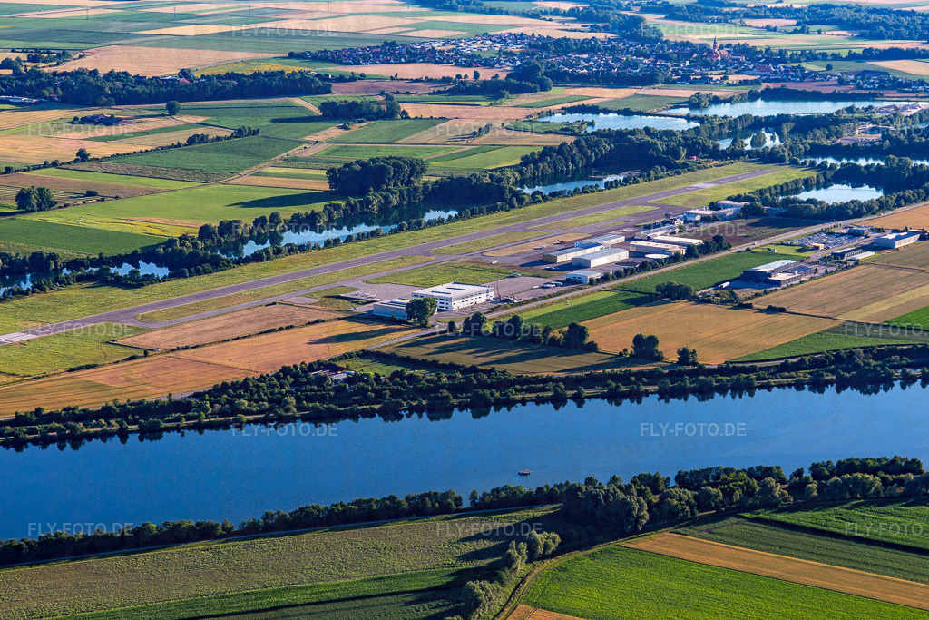 Flugplatz Straubing-Wallmühle www.airport-straubing.com | Luftbild: Flugplatz Straubing-Wallmühle www.airport-straubing.com in Atting im Bundesland Bayern in Deutschland. Foto: IMG_133221.jpg vom 03.07.2022 durch ©2025 Werner Riehm fly-foto.de/copyright - Realisiert mit Pictrs.com