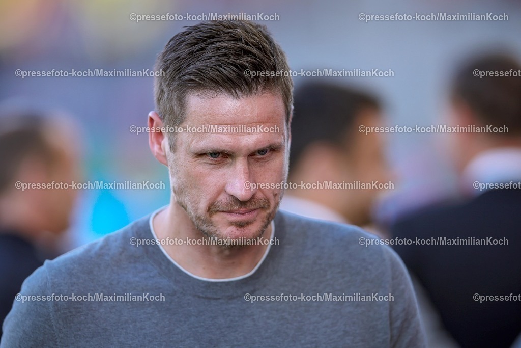 DFB18082501012 | 2025.08.18, Fußball, 1.Runde DFB-Pokal, Rot-Weiss Essen - Borussia Dortmund, Stadion Hafenstraße, Saison 2025 2026: Sportdirektor Sebastian Kehl (BVB #sk)  DFB regulations prohibit any use of photographs as image sequences and or quasi-video.