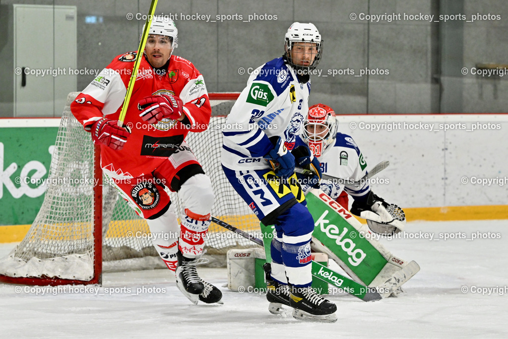 ESV Ferlach vs. UECR Eisbären Huben | #81 Potocnik Kristof ESV Ferlach, #32 Wibmer Michael UECR EISBÄREN HUBEN, #31 Sicher Michael UECR EISBÄREN HUBEN, ESV Ferlach vs. UECR Eisbären Huben, ESV Ferlach vs. UECR Eisbären Huben am 31.10.2025 in Ferlach (HTC Eishalle Ferlach), Austria, (Photo by Bernd Stefan)