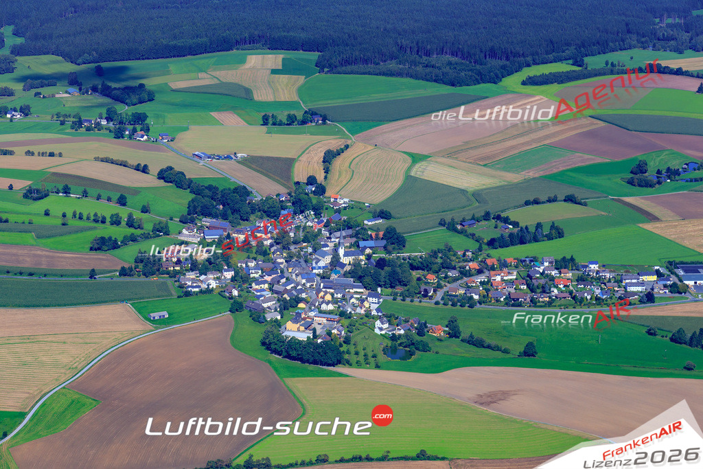Die Luftaufnahme Ahornberg - Konradsreuth wurde 2017 mittels Flugzeug (keine Drohne) erstellt. Perfekte Schärfe und Druck- Auflösung- Garantiert!