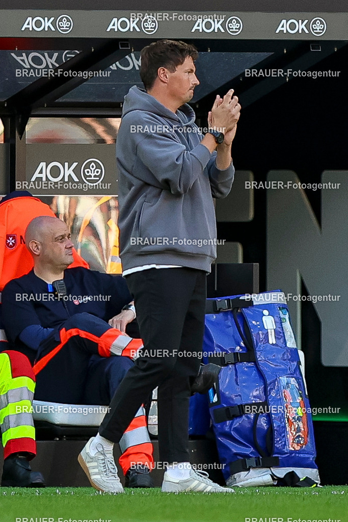 Borussia Mönchengladbach vs Hamburger SV - Bundesliga  | Mönchengladbach, Deutschland, 24.08.25:   Trainer Merlin Polzin  gestikuliert, Gestik waehrend des Spiels der Bundesliga zwischen Borussia Mönchengladbach vs Hamburger SV im Stadion im Borussia Park(Foto von Brauer-Fotoagentur / Adrian Schlueter)