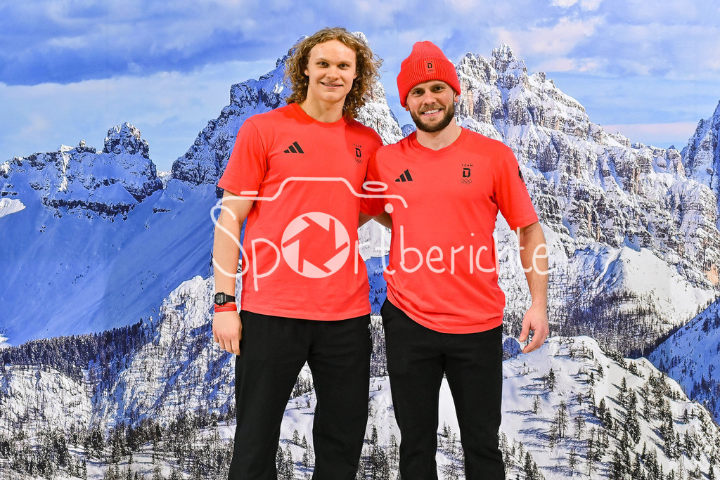 Einkleidung Team D Milano Cortina 2026 | Munich, GERMANY - 12. JANUARY: Korbinian GEIBEL (Spieler der Eisbären Berlin) und Parker TUOMIE (Spieler der Kölner Haie) bei der Einkleidung des Teams D am 12.01.2026 in der MTC world of fashion in München
