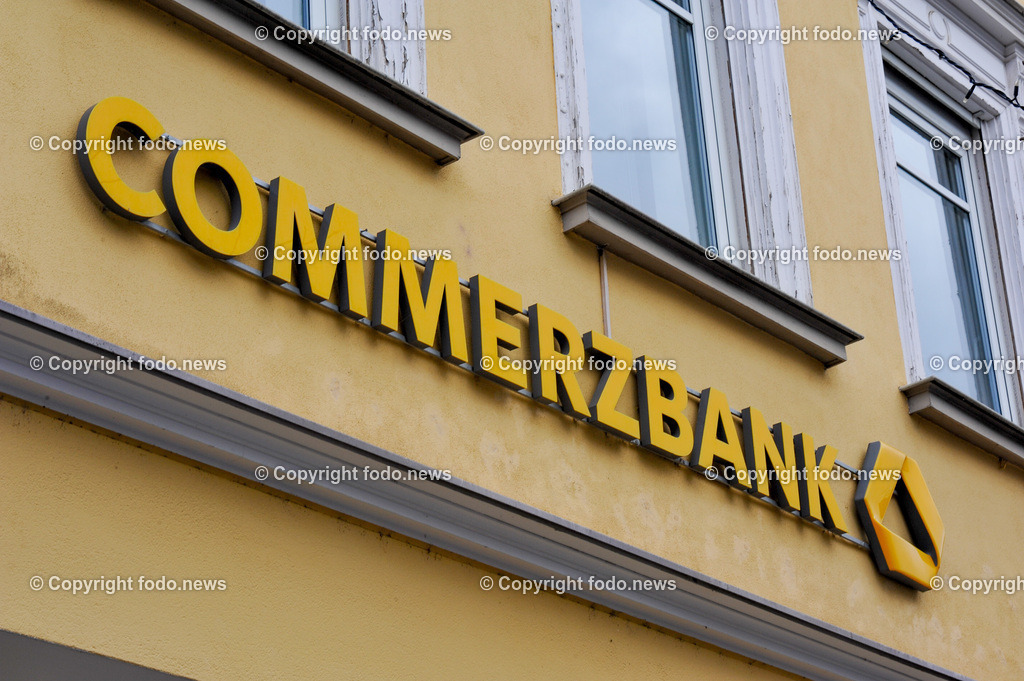 Deutschland_ Baden-Wuerttemberg_ Goeppingen_ 17.01.2025-22 | 17.01.2025, Deutschland, GER, Baden-Wuerttemberg, Goeppingen, im Bild Themenbild, Stadtansichten, Commerzbank, Bank, Geld, Konto, Zinsen, Kredit, Schild, Logo, Werbung, Reklame