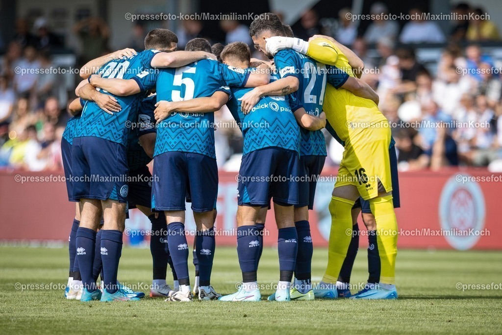 xkwix09082502016 | 09.08.2025, xkwix, Fußball, Dritte Liga, SC Verl - SV Wehen Wiesbaden, Sportclub Arena: Wehen Wiesbaden im Kreis