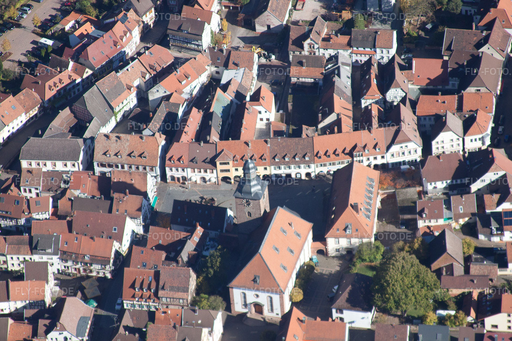 Luftbild: Stadtkirche in Annweiler am Trifels im Bundesland Rheinland-Pfalz in Deutschland. Foto: IMG_34764.jpg vom 26.10.2010 durch Werner Riehm/FLY-FOTO.de
