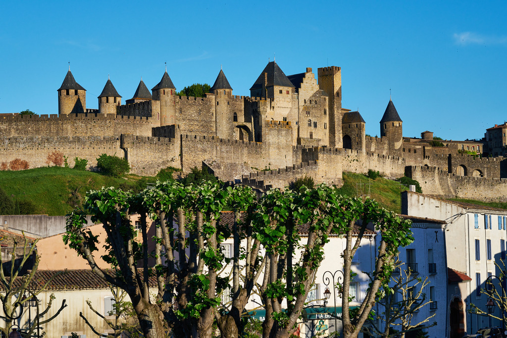 Blick auf die Cité von Carcassonne | Carcassonne, Frankreich - May 09, 2024: Blick auf die Cité von Carcassonne mit blauem Himmel. - Realisiert mit Pictrs.com