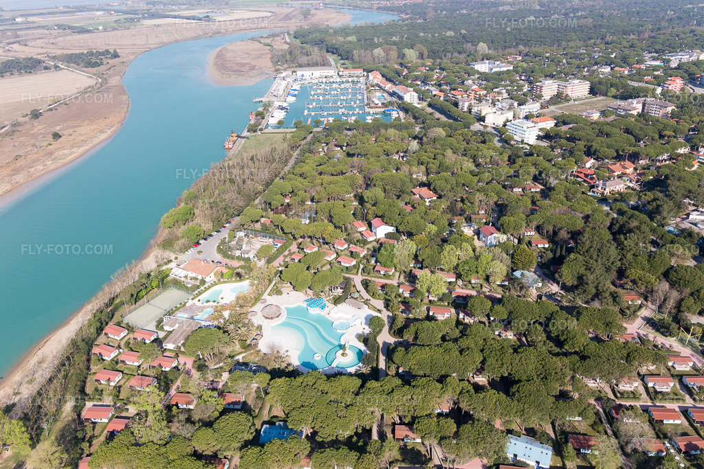 Aerial view: View of the town in Lignano Riviera in the state Friuli Venezia Giulia, Italy. – Photo: IMG_098022.jpg taken on 04/03/2017 by Werner Riehm/FLY-FOTO.com – Resolution of the original: 5472 x 3648 px