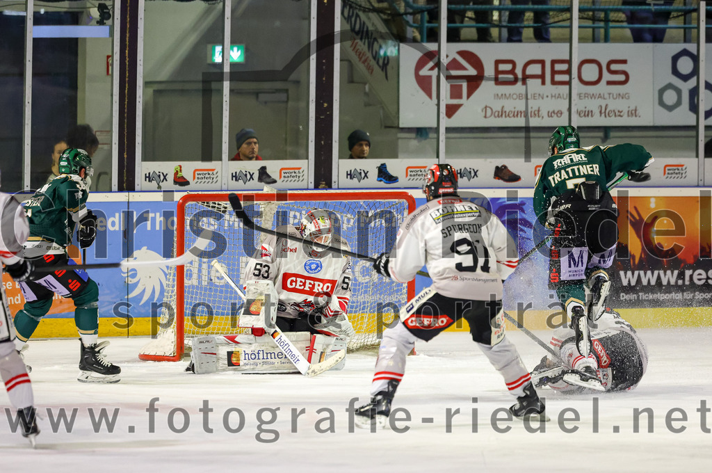 2025-12-14_061_TSV_Erding_gegen_ECDC_Memmingen_Indians | Erding, Deutschland, 14.12.2025:Eishockey, Oberliga Süd 2025 / 2026, 26. Spieltag, TSV Erding gegen ECDC Memmingen Indians, Endergebnis: 1:2Torwart Bastian Flott-Kucis (ECDC Memmingen Indians, #53), Tyler Spurgeon (ECDC Memmingen Indians, #91), Louis Trattner (Erding Gladiators, #7)Foto: Christian Riedel / fotografie-riedel.net