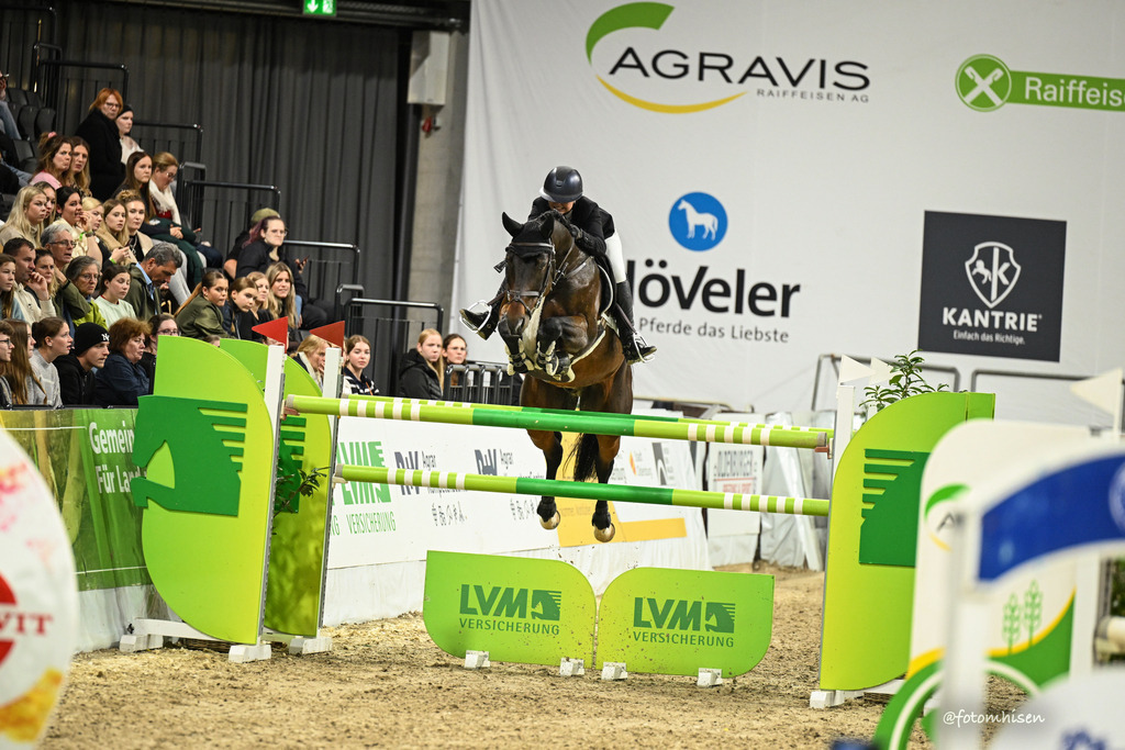 021125-19-062 | Foto Mhisen Pferdefotografie#, Reitturnier Frankfurt#  #Dressur und Springen
#Profi Pferdefotograf Reitturnier Fotograf 
#Sport Horses Photographer 
#equestrain photographer - Realisiert mit Pictrs.com