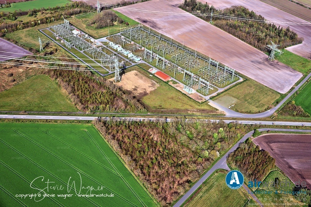 Das Umspannwerk ist einer von fünf Knotenpunkten der Westküstenleitung - Luftbild | Das Umspannwerk ist einer von fünf Knotenpunkten der Westküstenleitung (von TenneT betrieben): Brunsbüttel – Süderdonn – Heide-West – Husum-Nord – Klixbüll-Süd.  Es wurde im September 2021 mit dem dritten Bauabschnitt (Heide-West – Husum-Nord, 46 km) in Betrieb genommen.