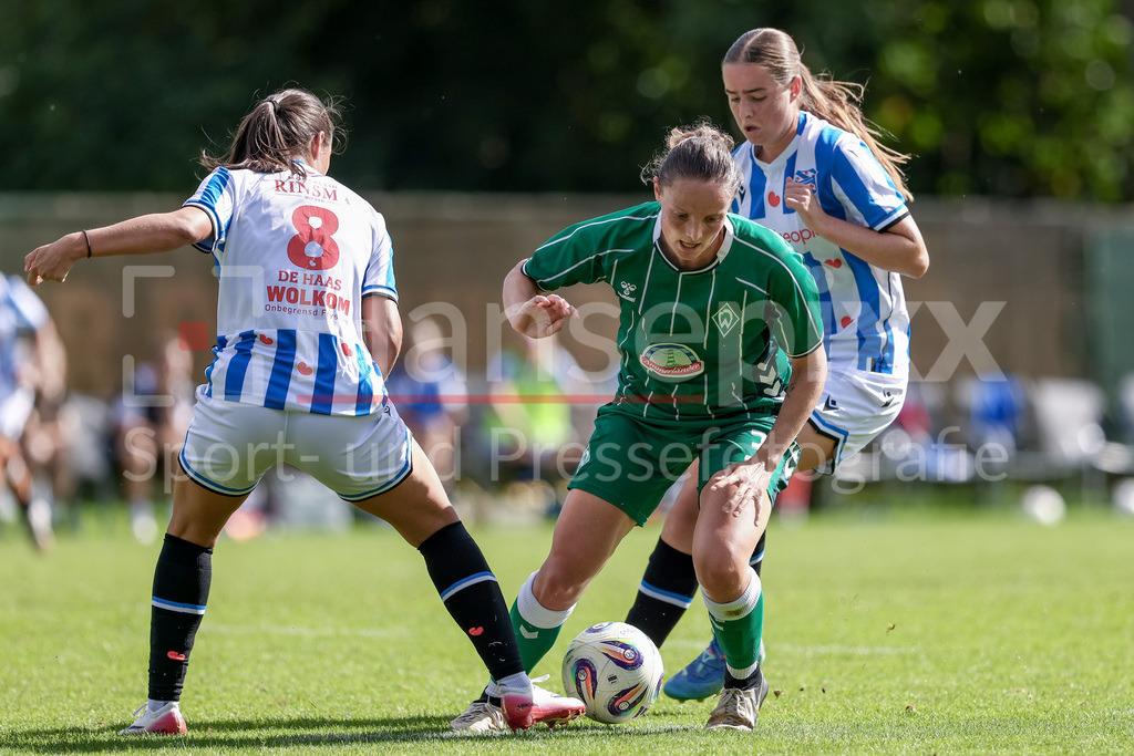 Fussball, Testspiel Frauen, SV Werder Bremen - SC Heerenveen | v.li.: Roos de Haas (SC Heerenveen, 8), Verena Wieder (SV Werder Bremen, 31) und Bente Vermeer (SC Heerenveen, 21) im Zweikampf, Duell, Dynamik, Aktion, Action, Spielszene