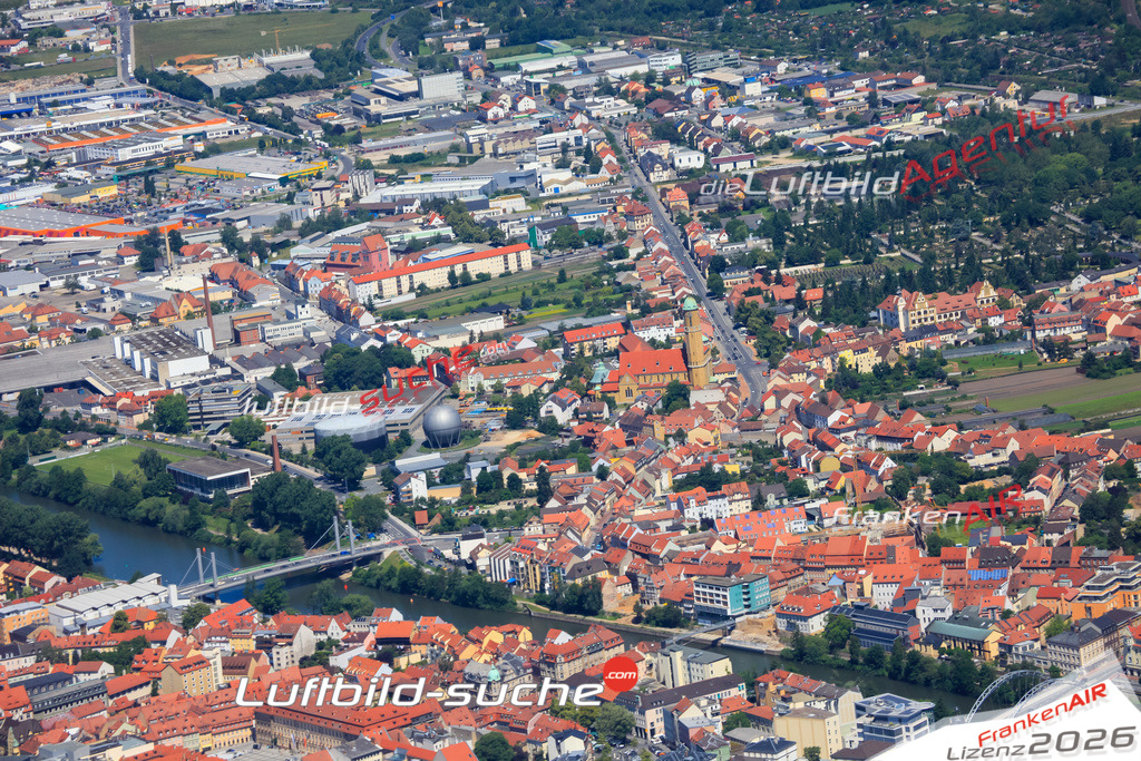 Die Luftaufnahme der Stadt Kulmbach wurde vom UL-Flugzeug heraus erstellt ( keine Drohne )- hohe Auflösung für beste Qualität