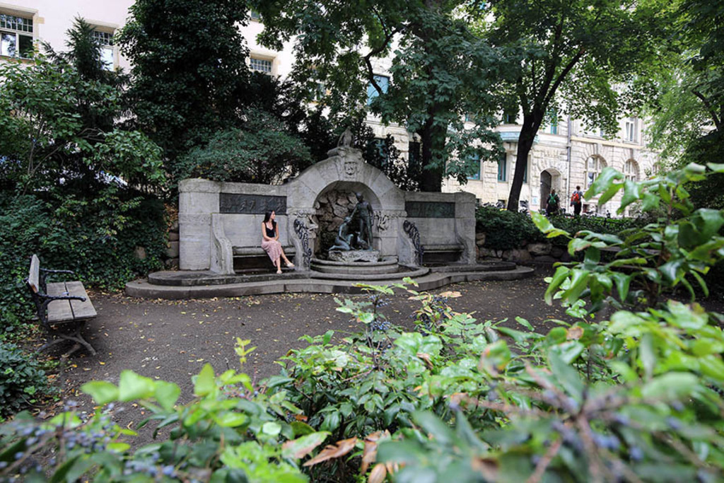 Foto: Leipzig - Märchenbrunnen | Das Team hinter BILDLEXIKON LEIPZIG bündelt historische wie aktuelle Informationen über die Stadt Leipzig in Text und Bild auf einer Plattform und stellt diese der interessierten Öffentlichkeit zur Verfügung.