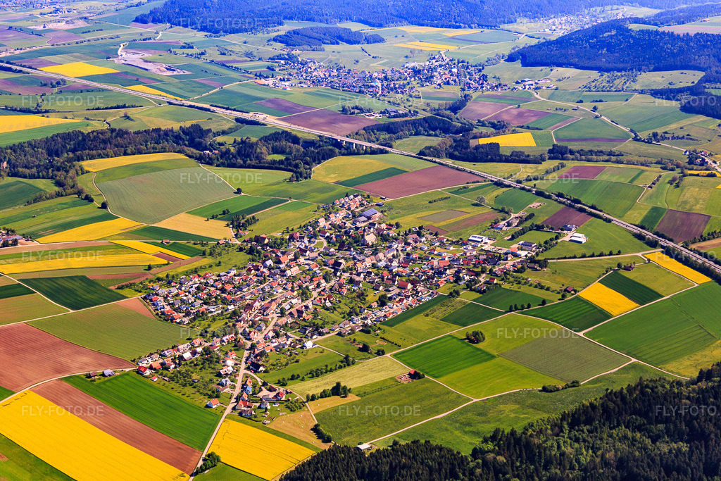 Luftbild: Ortsansicht von Südwesten im Ortsteil Irslingen in Dietingen im Bundesland Baden-Württemberg in Deutschland. Foto: IMG_114511.jpg vom 30.05.2019 durch Werner Riehm/FLY-FOTO.de