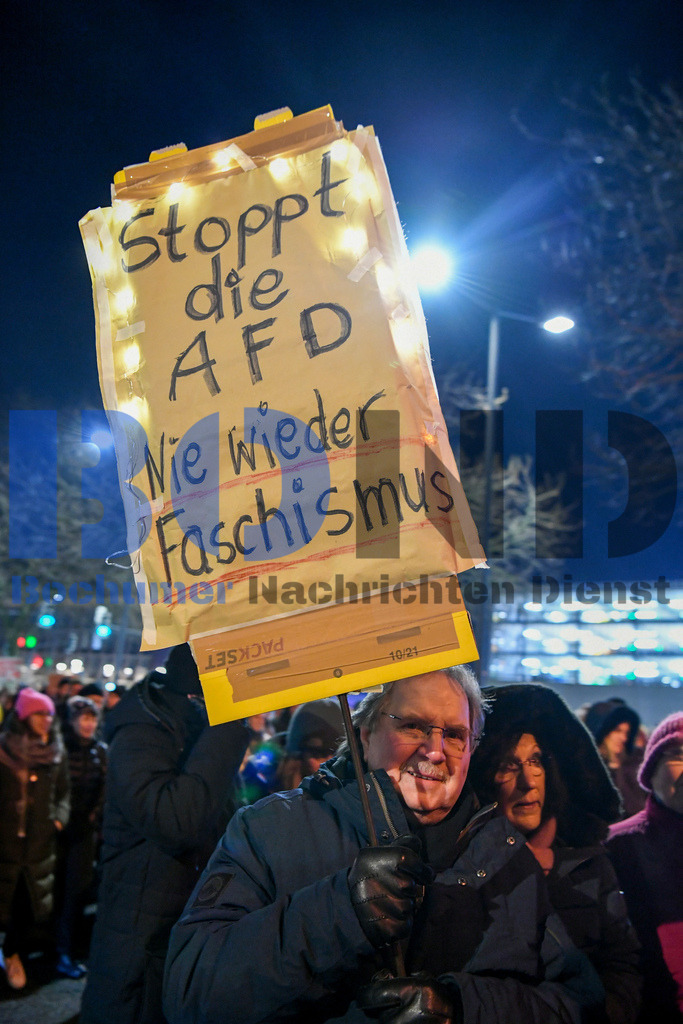 Weihnachtssingen im Stadion | {headline}



(Foto: Christian Schnaubelt / BOND)

 - Realisiert mit Pictrs.com