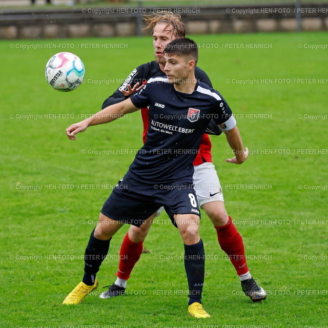 20231003-6045-fuba-rwda-uflocke-HEN-FOTO | 03.10.2023 Fussball Herren SKV Rot-Weiss Darmstadt - SV Unter-Flockenbach Verbandsliga Süd (2:3) v. li. Paul Schmieder (8 RW Darmstadt) Morris Christopher Nag (8 Unter-Flockenbach) (Foto: Peter Henrich) - Realisiert mit Pictrs.com