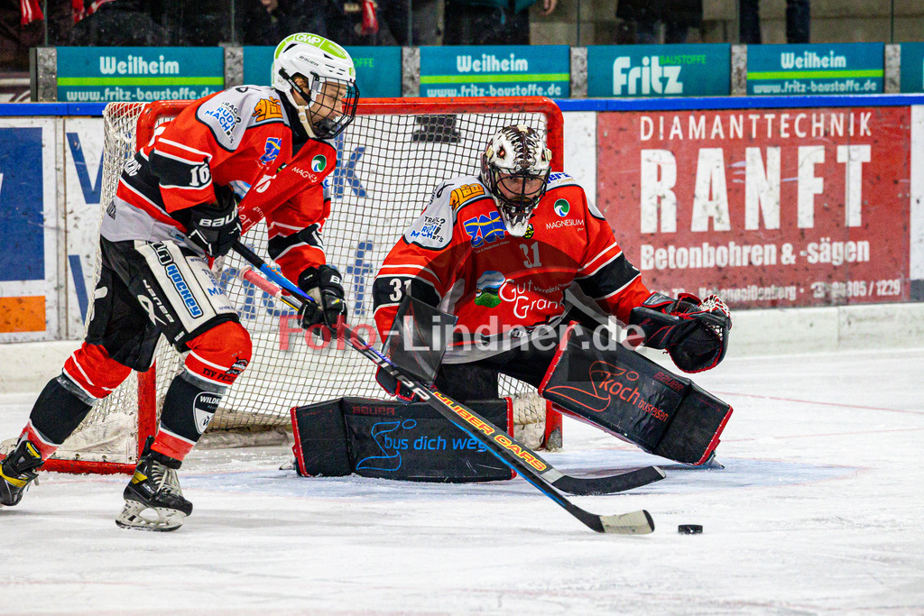 TSV Peißenberg Miners vs TEV Miesbach | Eishockey Bayernliga 2023/2024, TSV Peißenberg Miners vs TEV Miesbach, 20240202,
Christoph FRANKENBERG (Miners 16) am Puck,
2024-02-02 in Peißenberg (Eisstadion)
31 Korbinian SERTL (Miners Goali 31), 16 Christoph FRANKENBERG (Miners 16)
Copyright: WolfgangxLindner foto-lindner.de