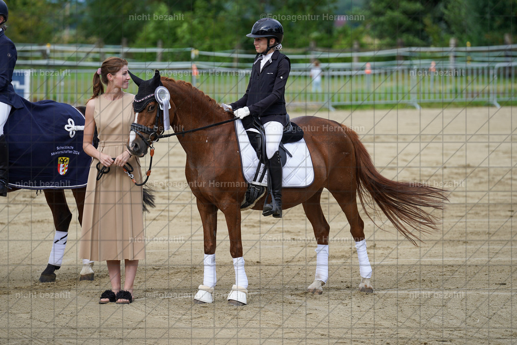 20240630-FAH02466 | Turnierbilder Schwabmünchen, Dressurbilder, Springreitturnier, Reitsportbilder, Turnierfotografen Bayern, Turnierfotograf