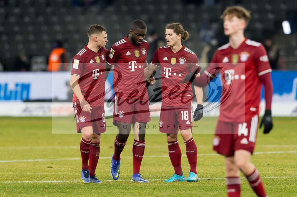 BSCFCB20220123_133 | Fussball, Herren: Joshua Kimmich (FC Bayern Muenchen), Dayot Upamecano (FC Bayern Muenchen) und Marcel Sabitzer (FC Bayern Muenchen) Schlussjubel, jubelt nach dem 1:4 Sieg bei dem Spiel der 1. Bundesliga zwischen Hertha BSC und FC Bayern Muenchen im Olypiastadion am 23.01.2022 in Berlin, Deutschland.DFB / DFL REGULATIONS PROHIBIT ANY USE OF PHOTOGRAPHS AS IMAGE SEQUENCES AND/OR QUASI-VIDEO. - Realisiert mit Pictrs.com