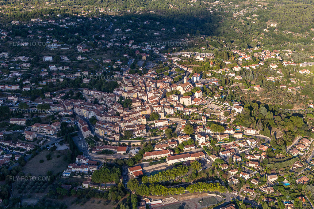 Aerial view: View of the town in Fayence in the state Var, France. – Photo: IMG_129429.jpg taken on 09/18/2021 by Werner Riehm/FLY-FOTO.com – Resolution of the original: 5407 x 3604 px