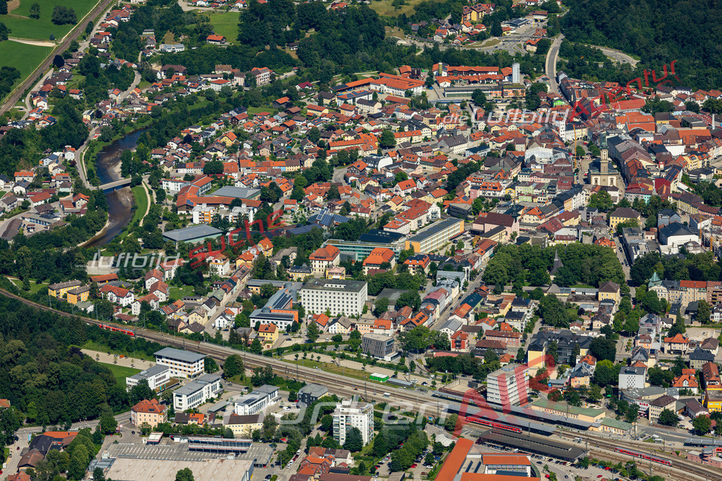 Aktuelles Luftbild von  Traunstein - Die Luftaufnahme wurde 2022 mittels UL-Flugzeug erstellt ( keine Drohne ) - hochauflösende Kamera-Systeme von  Canon -Beste Qualität - Für grossformatige Ausdrucke geeignet. Die Geschenkidee !