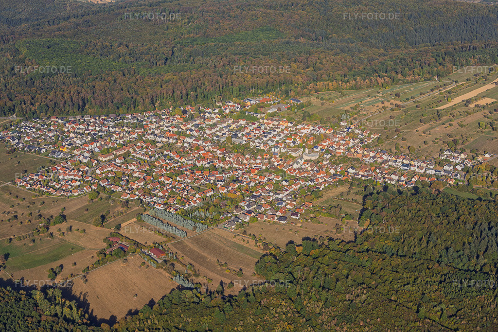 Luftbild: Ortsansicht von Südosten im Ortsteil Spessart in Ettlingen im Bundesland Baden-Württemberg in Deutschland. – Foto: IMG_159605.jpg vom 27.09.2026 durch Werner Riehm/FLY-FOTO.de – Auflösung des Originals: 5585 x 3723 px