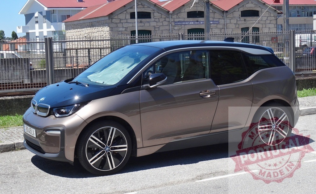 BMW i3 electric compact car parked in city | BMW i3 electric car parked on a sunny day in an urban setting - Realisiert mit Pictrs.com