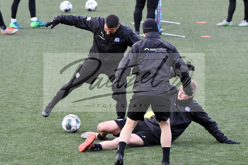 20200131_TRAOSN_0085 | Fußball, Herren: Marcos Alvarez (VfL Osnabrueck) und Lukas Gugganig (VfL Osnabrueck) im Zweikampf waehrend der Trainingseinheit des VfL Osnabrueck im Sportpark Illoshoehe am 31.01.2020 in Osnabrueck, Deutschland. - Realisiert mit Pictrs.com