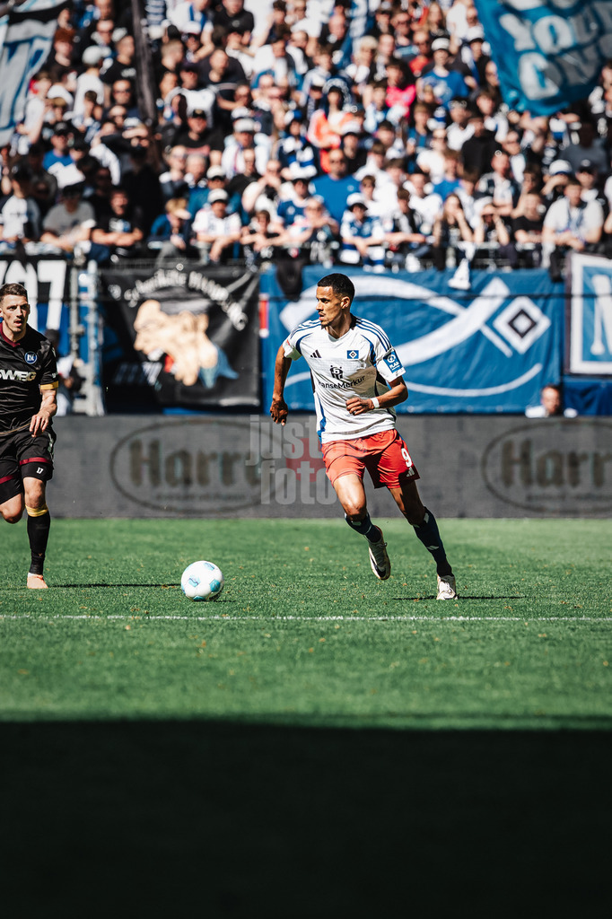 Fußball | Männer | Saison 2024/2025 | 2. Fußball-Bundesliga | 31. Spieltag | Hamburger SV vs. Karlsruher SC | 27.04.2025 | Robert Glatzel (#9, HSV) am Ball