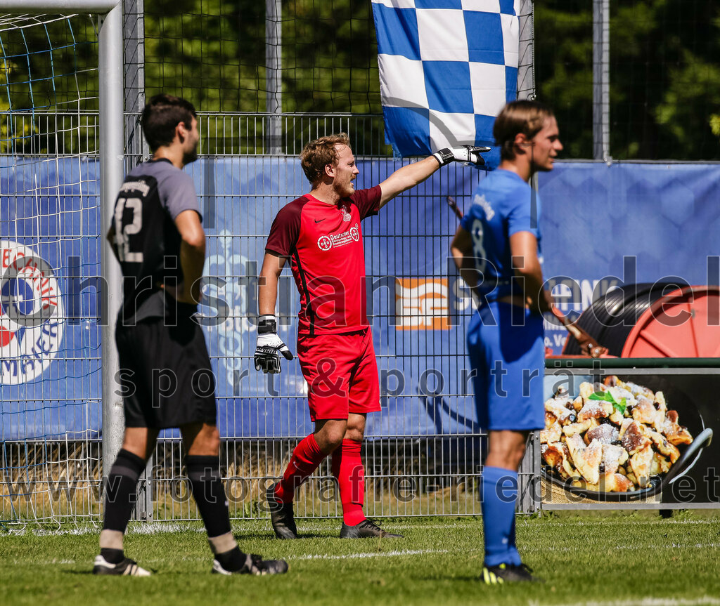 2023-08-12_059_FC_Langengeisling_gegen_ESV_Freilassing | Erding, Deutschland, 12.08.2023:
Fußball, Bezirksliga Oberbayern Ost 2023 / 2024, 4. Spieltag, FC Langengeisling gegen ESV Freilassing, Endergebnis: 2:1

Severin Stenzel (FC Langengeisling, #42), Torwart Christian Bernhardt (FC Langengeisling, #1), Marco Schmitzberger (ESV Freilassing, #8)

Foto: Christian Riedel / fotografie-riedel.net