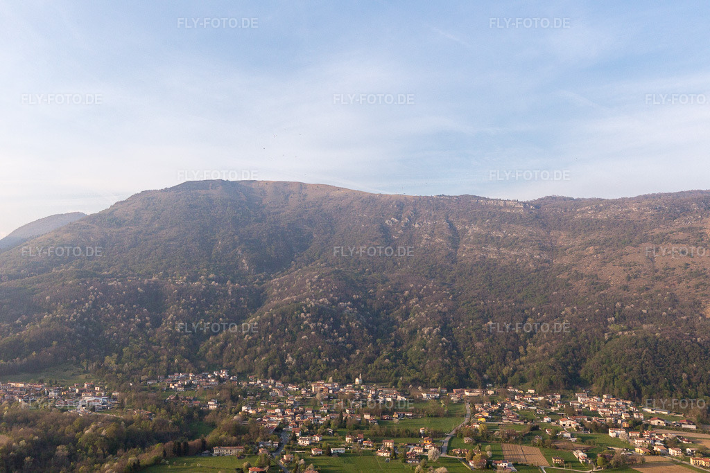 Luftbild: Ortsansicht in Monteli im Bundesland Friaul-Julisch Venetien in Italien. Foto: IMG_098925.jpg vom 08.04.2017 durch Werner Riehm/FLY-FOTO.de
