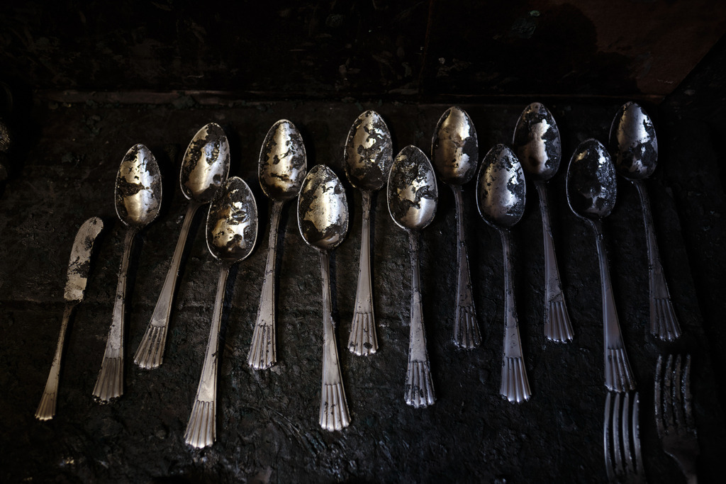 Silberbesteck zum Polieren  | Wien, Austria - April 20, 2021: Jarosinski &amp; Vaugoin; Silberbesteck mit Polierpaste zum Polieren auf dem Tisch liegend. - Realisiert mit Pictrs.com