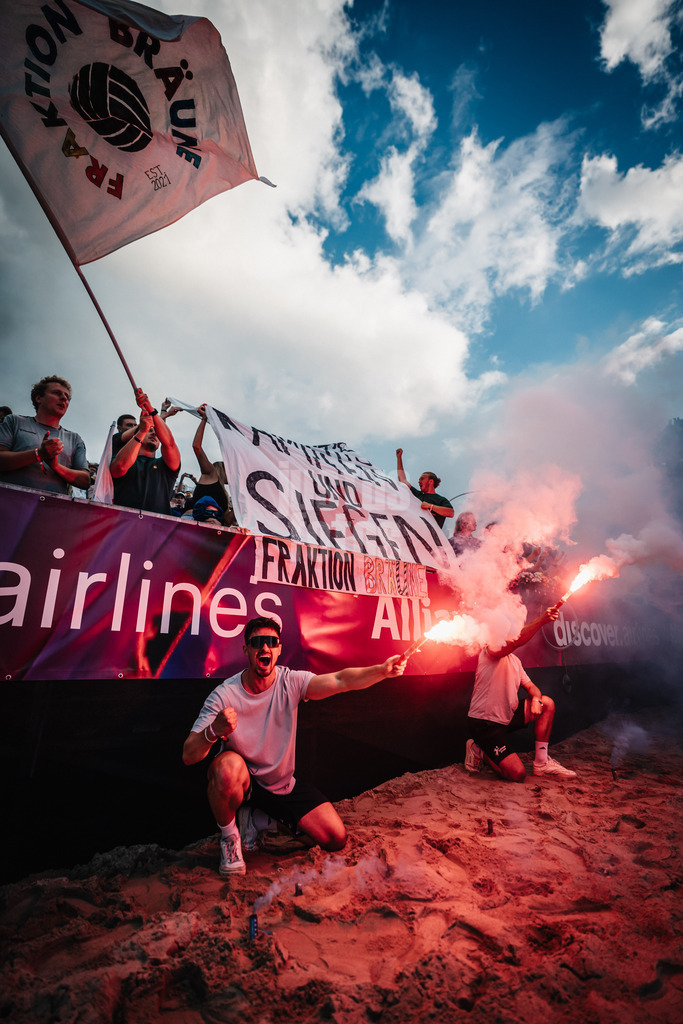 Beachvolleyball | Männer | Deutsche Meisterschaften 2025 Timmendorfer Strand | 05.09.2025 | Choreographie der Fangruppe Franktion Bräune Banner Transparente mit der Aufschrift Auf Geht's Kämpen und Siegen Pyrotechnik