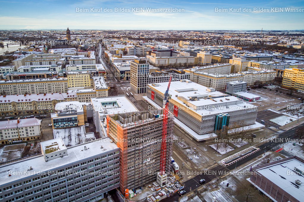 MWG_Baustelle_Januar_2024-0026 | Die Luftaufnahme aus der Drohne zeigt den fortgeschrittenen Rohbau der neuen Firmenzentrale im Winter. Eine leichte Schneedecke bedeckt das Gelände und die umliegenden Flächen, während die letzte Etage des Gebäudes bereits im Rohbau errichtet ist. Die leicht erhöhte Perspektive ermöglicht einen guten Blick auf die Baustelle und den erreichten Baufortschritt. Die Aufnahme ist Teil einer über zwei Jahre entstandenen Baustellendokumentation und zeigt eine weitere markante Phase des Bauprojekts. Die Aufnahme ist Teil des Mitteldeutschen Bildarchivs von Luftbildfotograf Steffen Lehmann. - Realisiert mit Pictrs.com