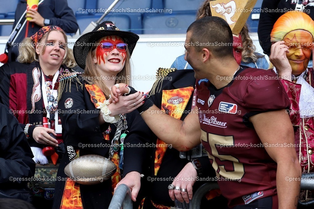 xSSC08062501078 | 08.06.2025, xsscx, American Footballl, Rhein Fire - Paris Musketeers, EFL, Schauinsland-Reisen-Arena, Saison 2025: Linebacker Luis Fiedler (55) von Rhein Fire mit den Fans von Rhein Fire nach dem Spiel